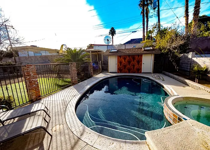 Newer Ranch With Pool And Hot Tub Near The Strip And Freemont Street. Villa Las Vegas