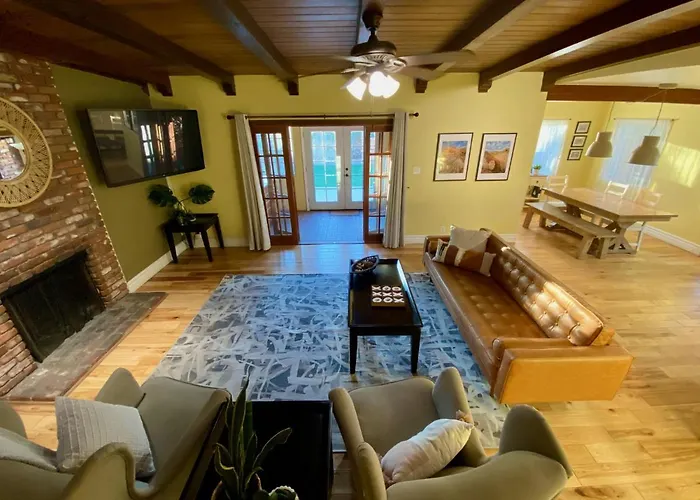 Newer Ranch With Pool And Hot Tub Near The Strip And Freemont Street. Villa Las Vegas