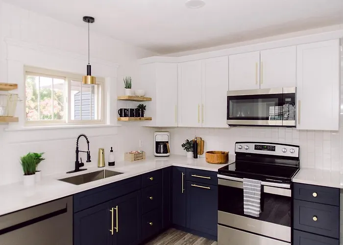 The Akron Retreat: Modern 3-Bedroom Oasis