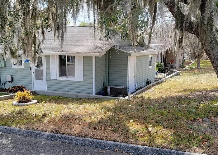 Beautiful Cottage Near Lake Louisa & Mins From Disney, Vehicle Rental Available