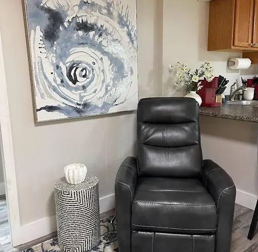 Spacious 1 Bedroom Close To Everything 4
