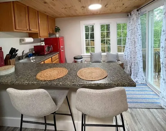 Cheerful 1 Bedroom Cottage Close To Everything 2