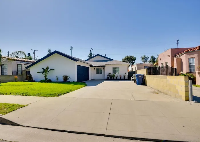 Home Between Los Angeles & Disney! Patio, Yard