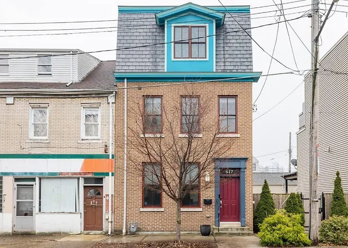 Stadiumview Villa: Pet-Friendly 4BR with City Vistas