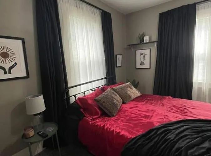 Cozy Vintage Getaway Minutes From Downtown