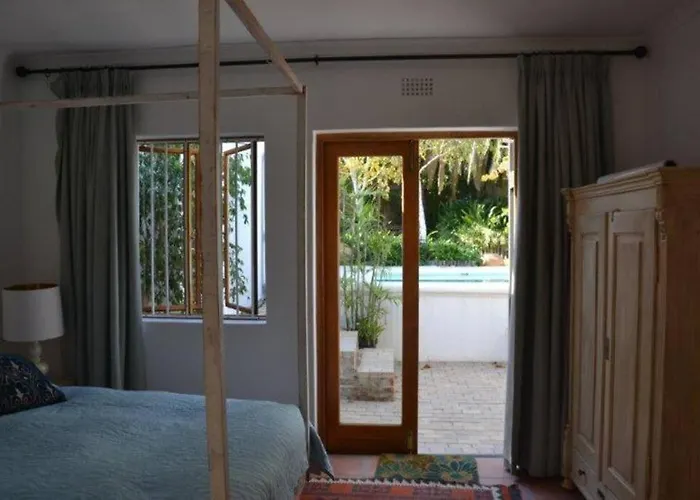 Petite France:Luxury Thatched 4Brcottage With Pool