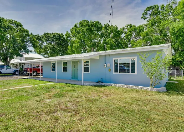 Waterfront Okeechobee Getaway W/ Backyard Dock!