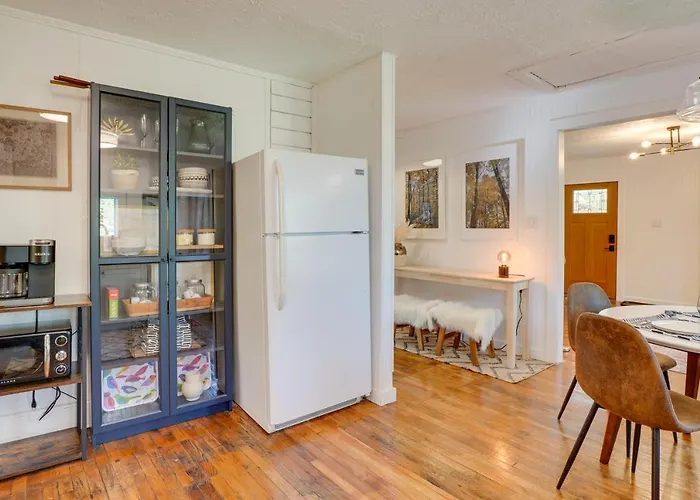 Mid-Century Modern Fayetteville Home Close To Town