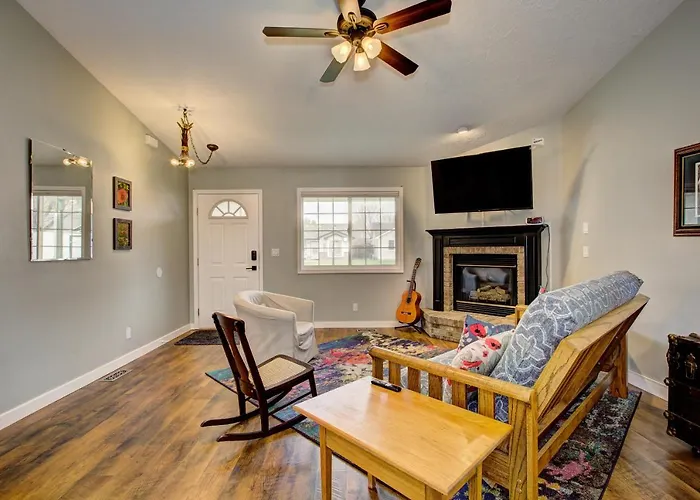 Hello Dolly: Cozy 3-Bed Retreat with Fireplace near Trails and River