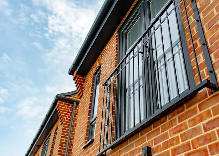 Large Modern Scenic 4 Bedroom Townhouse