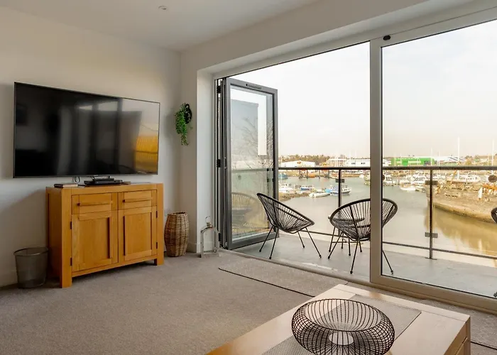 Large Modern Scenic 4 Bedroom Townhouse