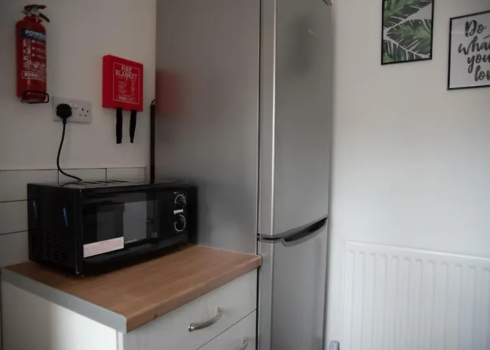 Cottenham - City Centre With Free Private Parking 2 Toilets 4 Bedroom Sleeps 8