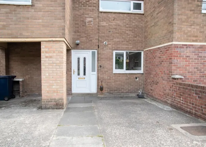 Cottenham - City Centre With Free Private Parking 2 Toilets 4 Bedroom Sleeps 8