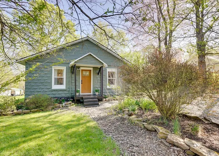 Mid-Century Modern Fayetteville Home Close To Town