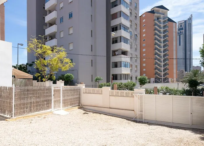 Casa MYA con terreno privado y parking compartido - a 800m de Playa Poniente