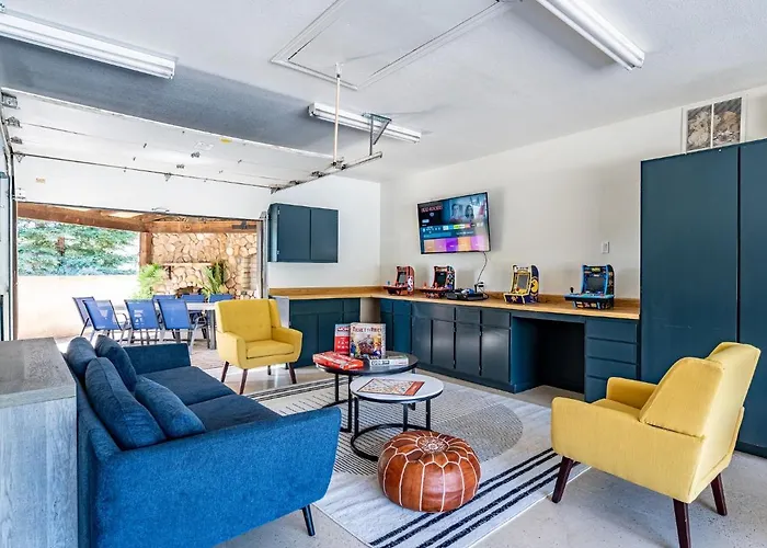 Secluded Mtn Top Family Haven W/Views Spa & Arcade