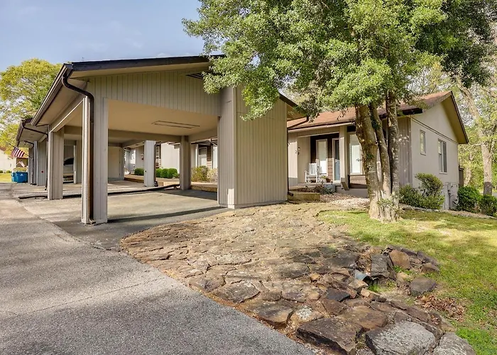Bella Vista Townhome W/ Deck Near Back 40 Trails!