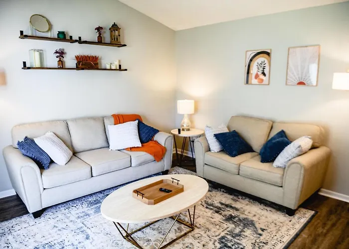 Urban Cottage: Homey & Convenient