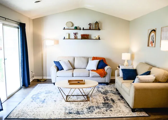Urban Cottage: Homey & Convenient