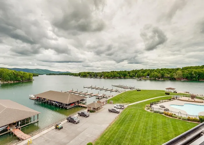 Lakefront Huddleston Condo W/ Community Pool