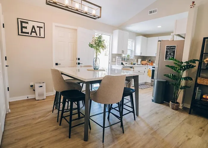 City Retreat - 4 Bedroom Oasis With King & Private Yard Near Downtown