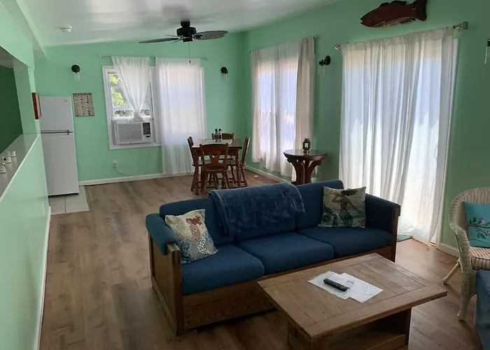The Boat House - Water Front, Wifi, Pet Friendly Home