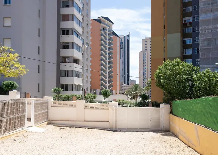 Apartamento ALMA con terreno privado y parking compartido - a 800m de Playa Poniente Benidorm