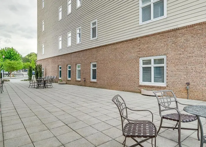 Lakefront Huddleston Condo W/ Community Pool