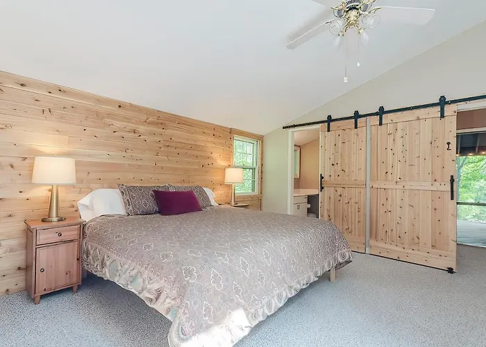 Secluded Oasis W Hot Tub, Screened-In Porch, Wifi!
