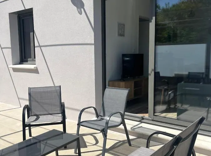 Les jardins de la Gravière à 5 mn de Lourmarin avec piscine privée