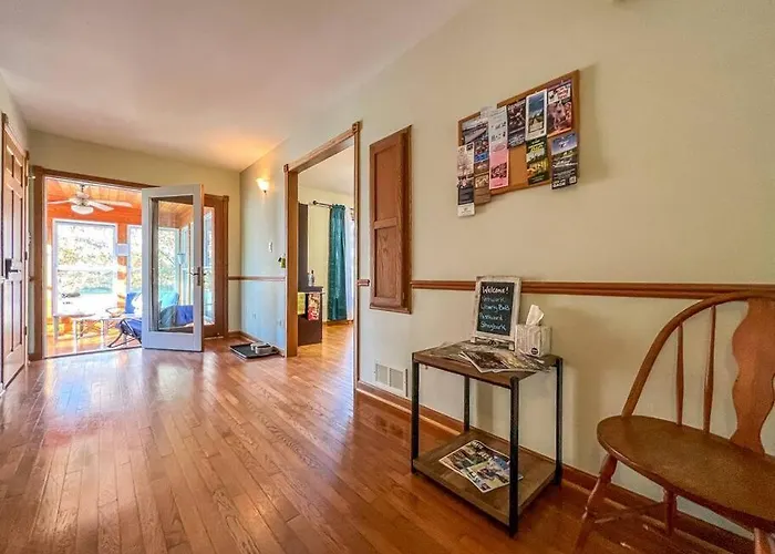 Charming Lake Geneva, Wisconsin 3Br/2Bath Home - Shagbark Waters