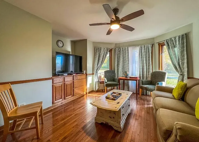Charming Lake Geneva, Wisconsin 3Br/2Bath Home - Shagbark Waters