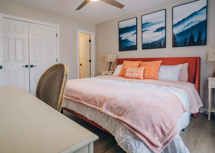 City Retreat - 4 Bedroom Oasis With King & Private Yard Near Downtown