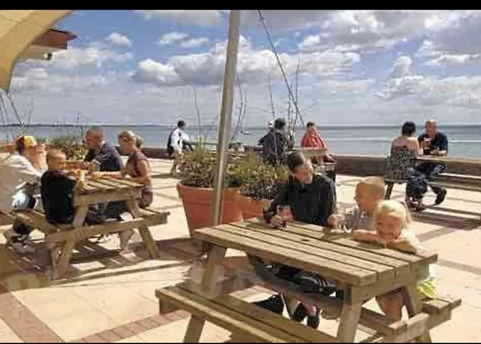 Coopers Beach 3-Bed Caravan Sleeps 8 & Pets Ok
