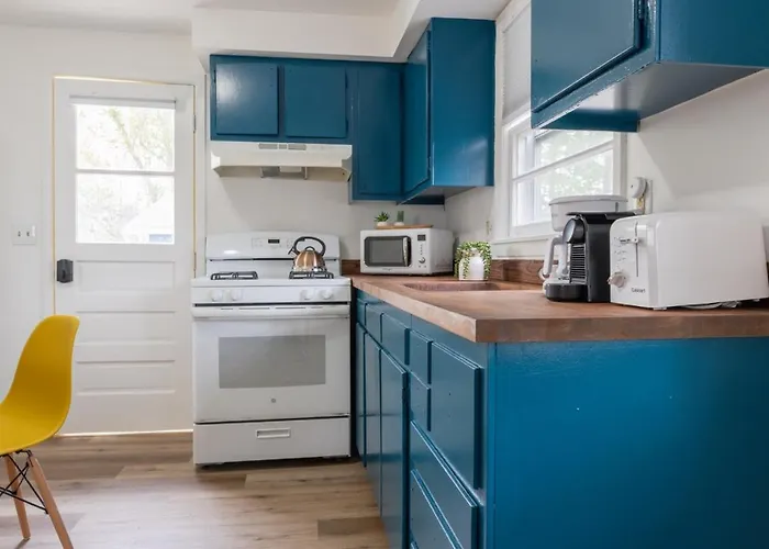 Retro Retreat Renovated 2Br, Desk, No Chore List!