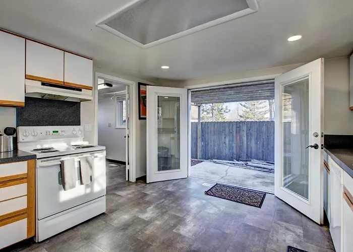 Little Blue Bungalow: Pet-Friendly Oasis near BSU and Downtown Boise