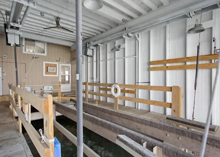 Beautiful Boathouse Overlooking The Bay