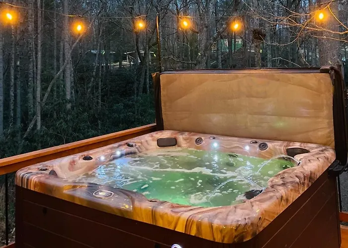 Lazy Bear-Hottub, Pet Friendly, Private Home Just 15 Minutes To Asheville..
