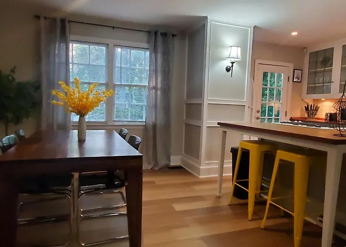 Cheerful 2 Bedroom Near Colleges, Downtown, Attractions