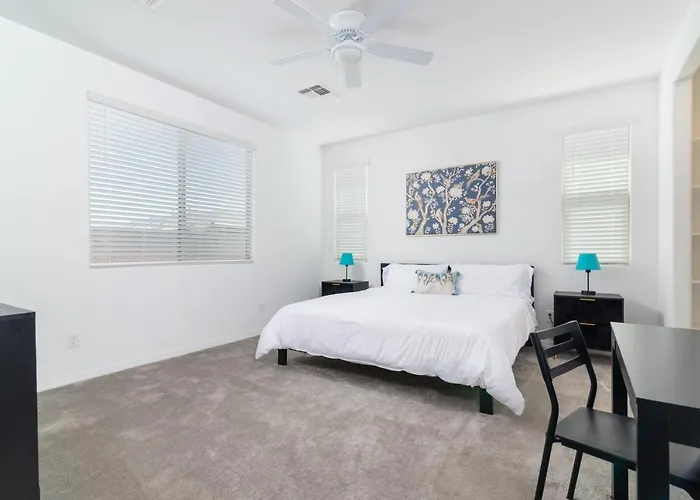 Stylish & Bright Gem ~ King/Queen Beds ~ Backyard!