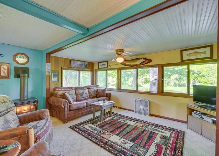 Riverfront Nature Getaway Near Downtown Pine City!