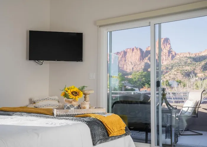 So Zion Painted Desert-4Bed, 3Bath, Hot Tub, Deck