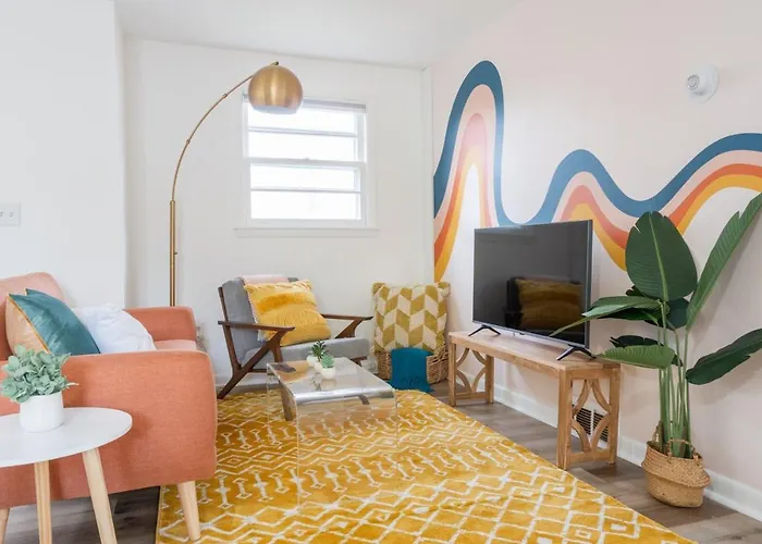 Retro Retreat Renovated 2Br, Desk, No Chore List!