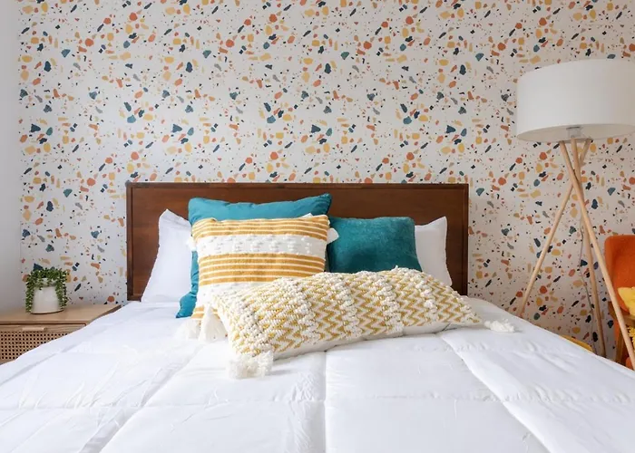 Retro Retreat Renovated 2Br, Desk, No Chore List!