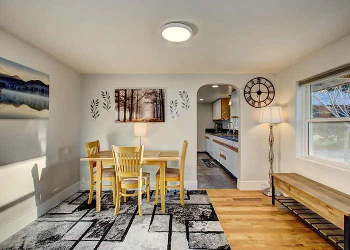 Little Blue Bungalow: Pet-Friendly Oasis near BSU and Downtown Boise