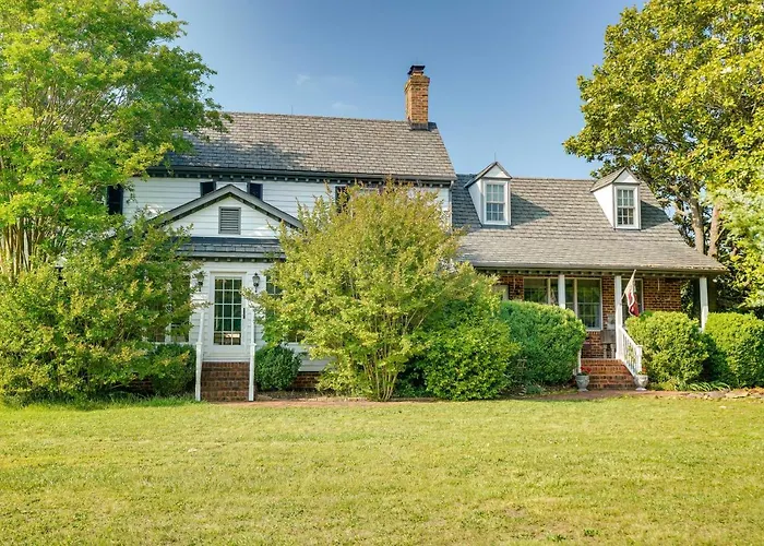 Terre Haute Manor Farmhouse W/ Gardens & Deck!