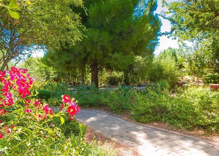 Cottonwood Private Retreat Heated Pool & Gardens