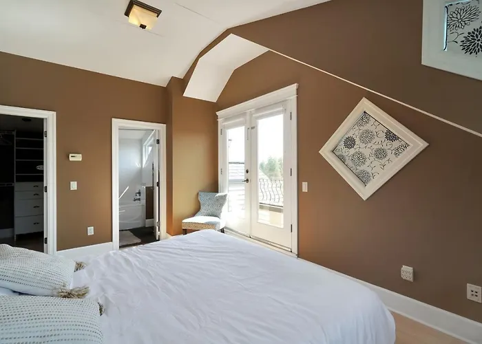 Great West Vancouver House With Hot Tub, Across From Beach & 10 Mn To Downtown Vancouver