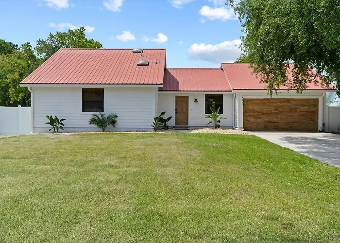 Spacious Home Near Beach, Large Yard, Game Room And Dog Friendly
