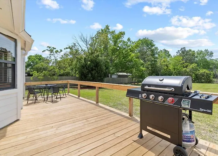 Spacious Home Near Beach, Large Yard, Game Room And Dog Friendly
